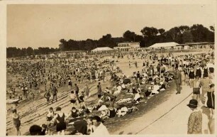 Postkartenalbum mit Motiven von Karlsruhe. "Karlsruhe. Strandbad Rappenwört". Badebetrieb im Rheinstrandbad Rappenwört