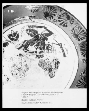 Schwarzfigurige Schale — Herakles raubt den Dreifuß
