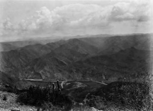 Panorama: Tal in den Anden : Panorama von einem Tal in den Anden. Im Vordergrund ein Mann mit Pferd und Hund.