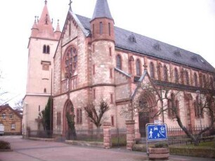 Niederroden - Turm mit neuem Langhaus über Giebelseite querab