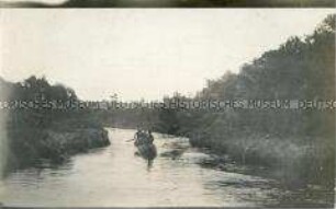 Männer in einem Boot auf dem Fluss Nyong