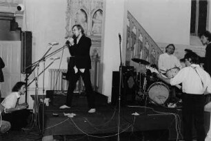 Der Schriftsteller Sascha Anderson (?) als Sänger bei einem Konzert in einer Kirche