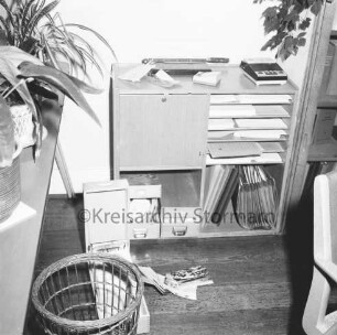 Rathaus: Ordnungsamt: Einbruch: aufgebrochener Schrank: davor geöffnete und durchsuchte Karteikästen: 11.11.1970