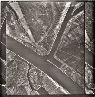 Amerikanische Luftbildaufnahmen von Kriegszerstörungen. Ausrichtung nach Osten. Rhein / Vorhafen / Rheinhafen. (Stichkanal und Becken 5)