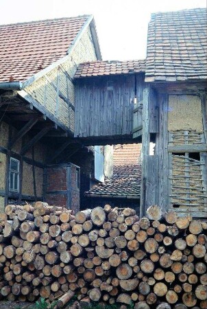 brückenartige Verbindung zwischen zwei Wirtschaftsgebäuden