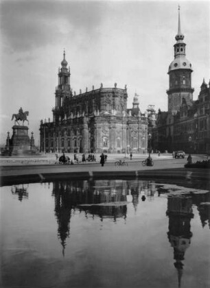 Dresden. Reiterstandbild König Johanns, Kathedrale und Hausmannsturm, Blick nach Nordosten über Feuerlöschbecken