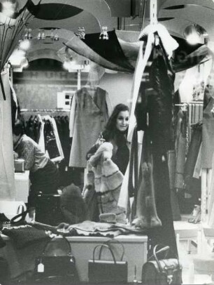 Hamburg. Abendlicher Einkaufsbummel in der Mönckebergstraße. 1969 ziehen Pelzmoden Frauen noch magisch an. Schnappschuss vor einem Pelzwarengeschäft