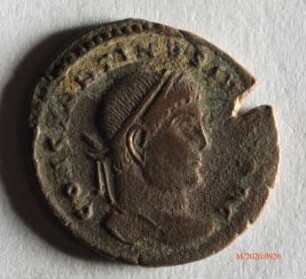 Römische Münze, Nominal Follis, Prägeherr Constantinus I. für Constantinus II., Prägeort Trier, Original