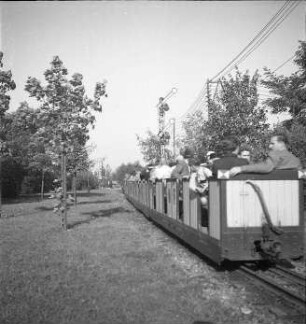 Dresden-Altstadt. Großer Garten. Ausflug mit der Pioniereisenbahn. Fahrender Zug