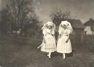 Festtracht aus Burg : Kleidung - niedersorbische Tracht. Ort: Bórkowy / Burg-Spreewald. Mädchen in Festtracht.