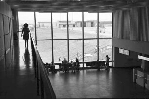 Basel (CH) - Mülhausen (F): Flugplatz; Empfangshalle mit Fenster