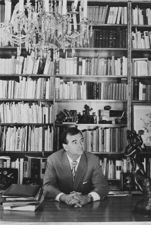 Werner Schmidt (Direktor des Kupferstich-Kabinetts der Staatlichen Kunstsammlungen Dresden) in seinem Arbeitszimmer, neben ihm auf dem Schreibtisch eine Bronzeskulptur
