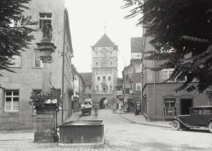 Wangen im Allgäu, Lindauer Tor : Wangen im Allgäu. Lindauer Tor (St.-Martins-Tor). Stadtseite von der Hinteren Herrenstraße mit Brunnen