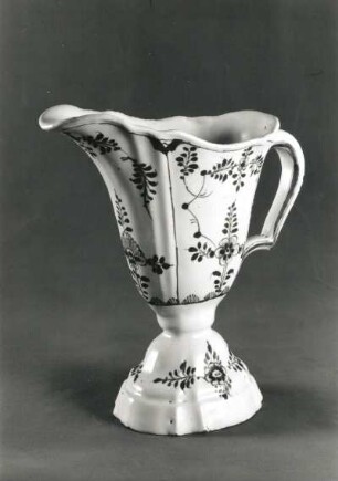 Helmkanne. Fayence, blau bemalt; Höhe 17,1 cm. Dresden, E. 18. Jh. Dresden: Kunstgewerbemuseum 38329