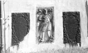 Klitten. Kirche, Außenwand mit Grabplatten (gegossene Platten, gefertigt im Hammerwerk Boxberg)