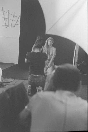 Höfgen. Akt-Pleinair 1979. Eva Mahn fotografiert ein Fotomodell mit Turban