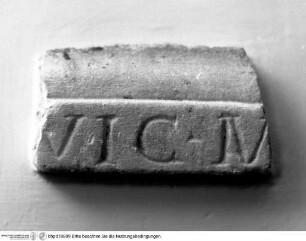 Antike Inschriften, Fragmente und Artefakte, Teil einer Inschrift "VIC. M"