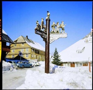 Altglashütten: geschnitzter Wegweiser im Ort
