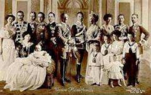 Wilhelm II. und Auguste Victoria im Kreise ihrer Kinder und Enkelkinder
