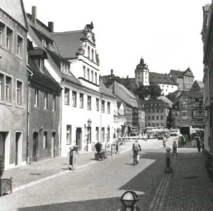 Colditz. Untermarkt. Blick über den Markt zum Schloss