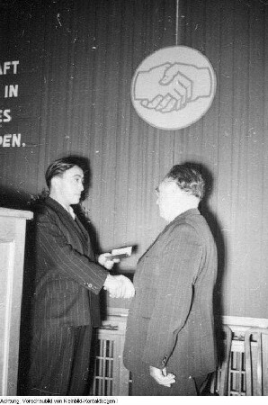 Parteidokumente an Landesleitung, 26. September 1951 & Tagung der Landesleitung der SED, Übergabe der neuen SED-Parteidokumente, 1951