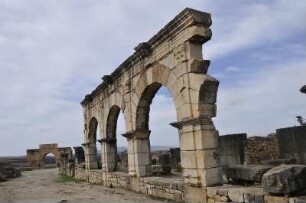 Volubilis - ausgegrabene römische Provinzhauptstadt : Die ausgegrabene Hauptstadt der einstigen römischen Provinz Mauretania Tingitana liegt in einer Hochebene am Fuße des Djebel Zerhaun. Aufgenommen in Volubilis am 30. Oktober 2010