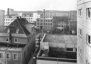 Dresden-Friedrichstadt. Blick vom Medizinischen Mehrzweckgebäude (MMZ) des Krankenhauses Dresden-Friedrichstadt über Fabrikgebäude an der Wachsbleichstraße nach Süden zu den Wohnhäusern. Schäferstraße