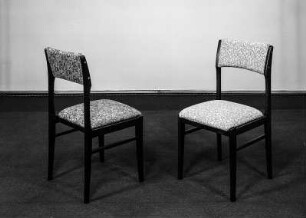 Stuhl mit gepolsterter Sitzfläche und Rückenlehne