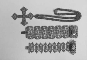 Armband mit gotisierenden Gliedern und einem Raffaelputto auf dem Verschluß