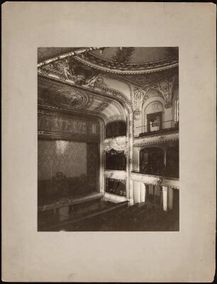Fürstliches Hoftheater mit Konzertsaal, Gera: Ansicht Theatersaal gegen die Bühne