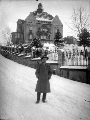 Herr vor Villa