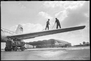Flugzeugwartung, Bild 3, 1962. SW-Foto © Kurt Schwarz.
