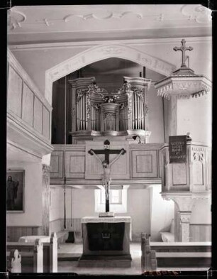 evangelische Pfarrkirche innen zum Altar und Orgel