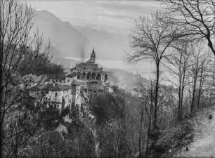 Panoramablick : Blick auf eine Stadt, die an einem Fluss liegt, umgeben von Bergen