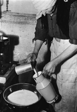 Martha Beck beim Milchverkauf, eine wesentliche Einnahmequelle der Kleinbauern : Milchverkauf, eine wesentliche Einnahmequelle der Kleinbauern