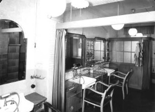 Roßwein. Wohnhaus mit Laden (Friseur-Salon Wüstling), Kreuzplatz 6. Innenansicht des Friseursalons (Damenbereich)