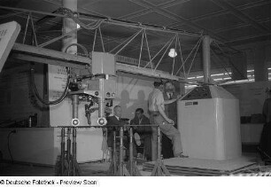 Besucher betrachten einen Maschinenschneidbrenner, Technische Messe 1953
