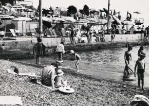 Rapallo. Italien. Riviera di Levante. Menschen am Strand