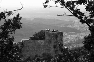 Baden-Baden: Blick vom Felsen auf Turm des alten Schlosses