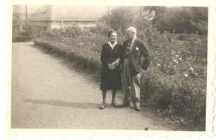 "Onkel Ludwig, Tante Lie auf einem Spaziergang", Falkenstein/Aue, 1951