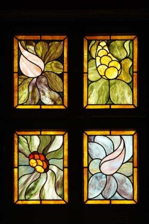 Fenster mit vegetabilem und geometrischem Ornament — Oberlicht mit Blütenmotiven