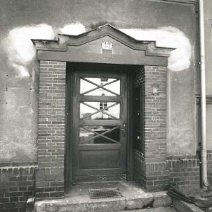 Dresden-Trachau. Wohnsiedlung (um 1930). Doppelwohnhaus, Kronenstraße 43/45. Portal (Nr. 43)