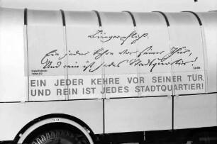 Freiburg: Städtischer Fuhrpark, Goetheschrift groß, Ein jeder kehre vor seiner Tür und rein ist jedes Stadtquartier