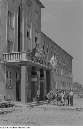 Angehörige der Fachschule für Landwirtschaftsmaschinenbau in deren Eingangsbereich