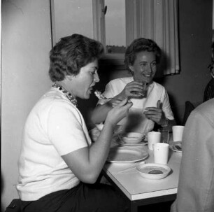 Braun Gesundheitsdienst. Zwei Frauen beim Essen, wohl im Speiseraum