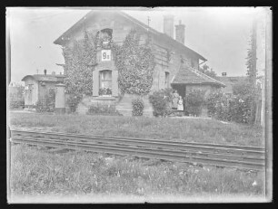 Bahnwärterhaus (mit Schild am Giebel "9a"), Bahngleise im Vordergrund