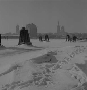 Stralsund. Zugefrorener Hafen