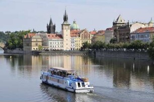 Ausflugsschiff am Smetana-Ufer : Ein Ausflugsschiff fährt auf der Moldau vor dem Smetana-Ufer der Altstadt (Stare Mesto). Aufgenommen in Prag am 31. Juli 2009