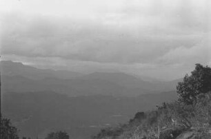 Ausblick nach Südwesten. Monte Bizen : Blick in eine bergige Tallandschaft