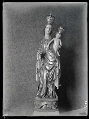 Kirche; Madonna, nach der Restaurierung (Plastik), 1. Hälfte des 15. Jahrhunderts